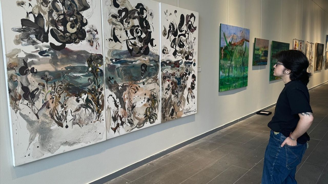Kaotik Kentin Gölgesinde Manzara: AKM Galeri'de Modern Sanat Etkinliği