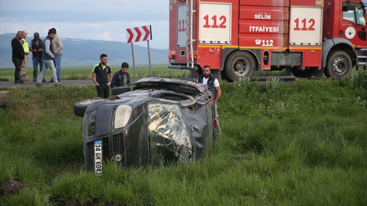 Kars'ta Hafif Ticari Araç Şarampole Devrildi