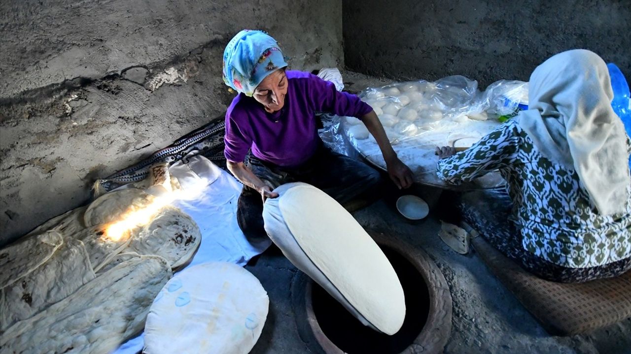 Kars'ta Kadınlar Bayram Sofraları İçin Tandırda Ekmek Pişiriyor