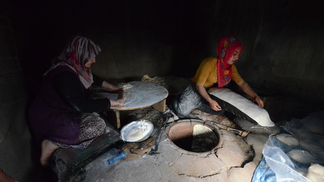 Kars'ta Kadınların Tandır Mesaisi