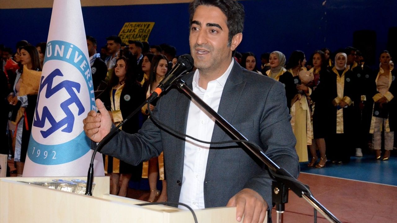 Kars'ta Mezuniyet Töreninde Dayanışma Mesajı