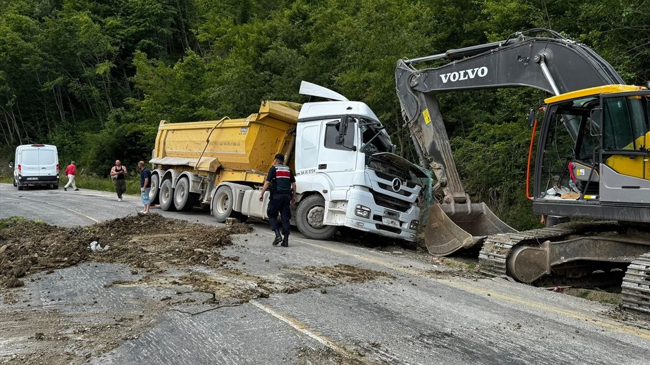 Kastamonu'da Hafriyat Kamyonu Devrildi: Sürücü Hayatını Kaybetti