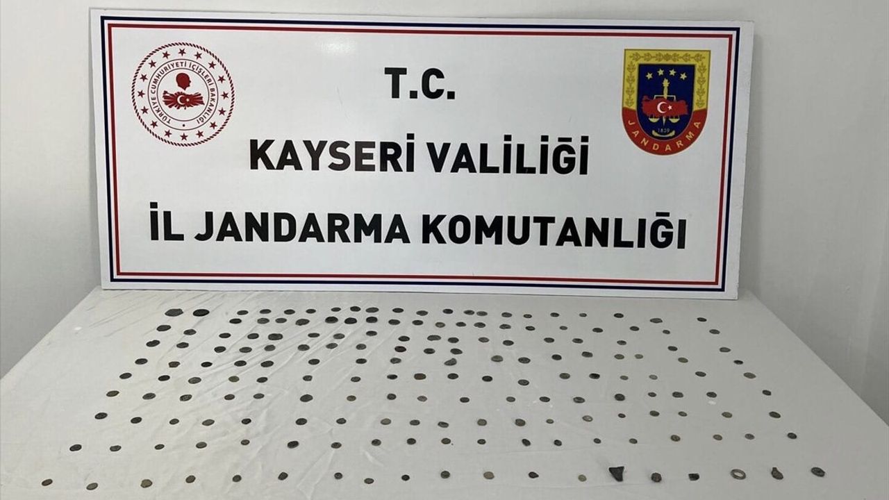 Kayseri'de Ele Geçirilen Tarihi Sikkeler ve Obje