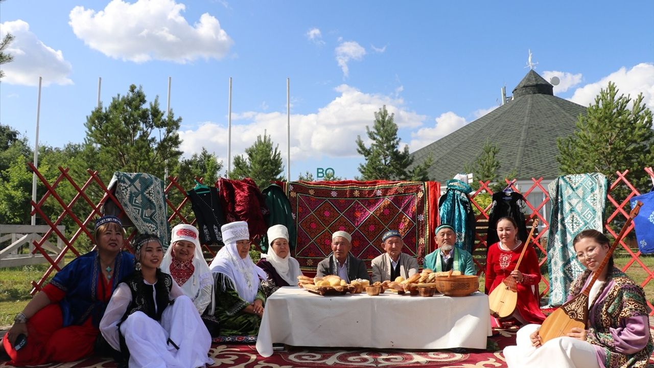 Kazakistan'da Geleneksel Kımız Festivali Düzenlendi