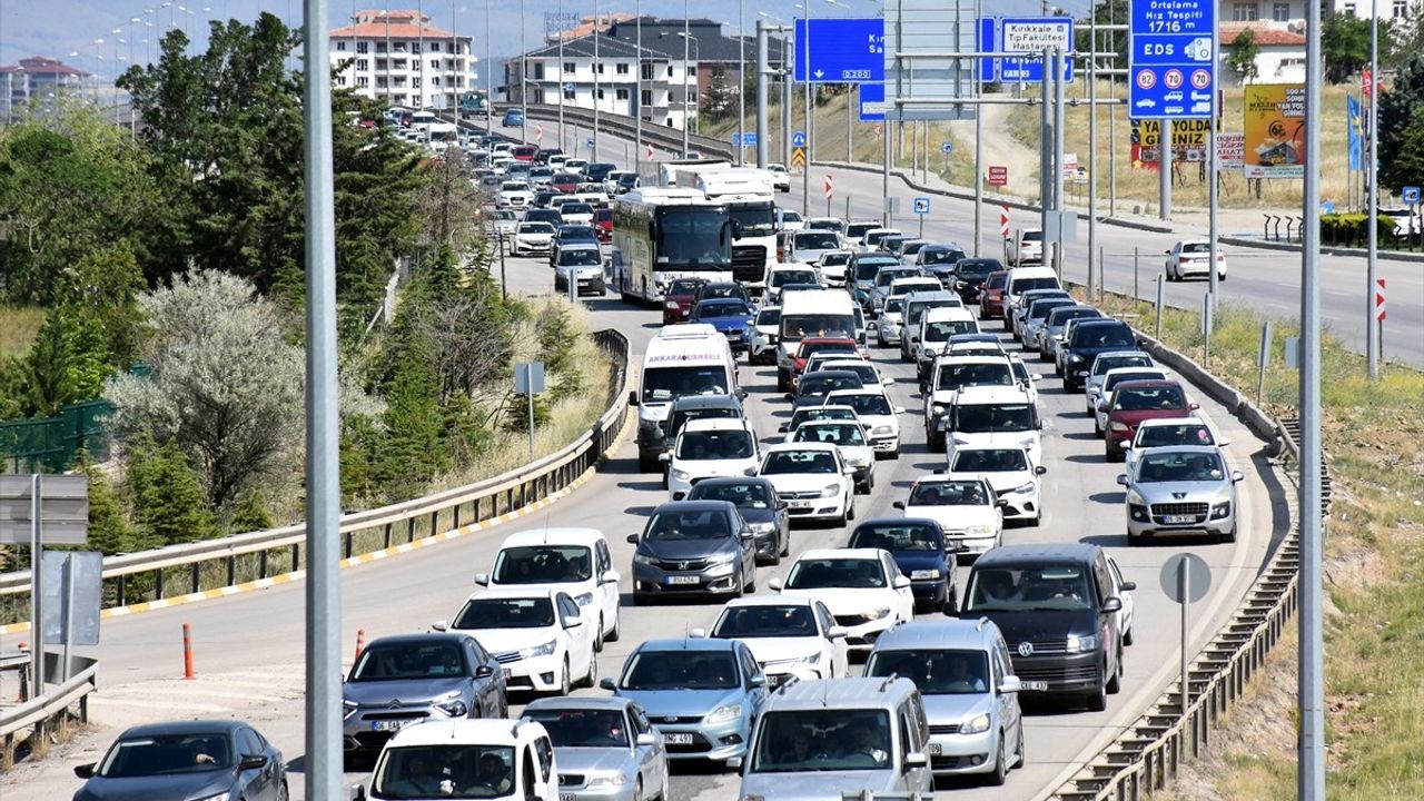 Kırıkkale'de Bayram Dönüşü Trafik Yoğunluğu Artıyor