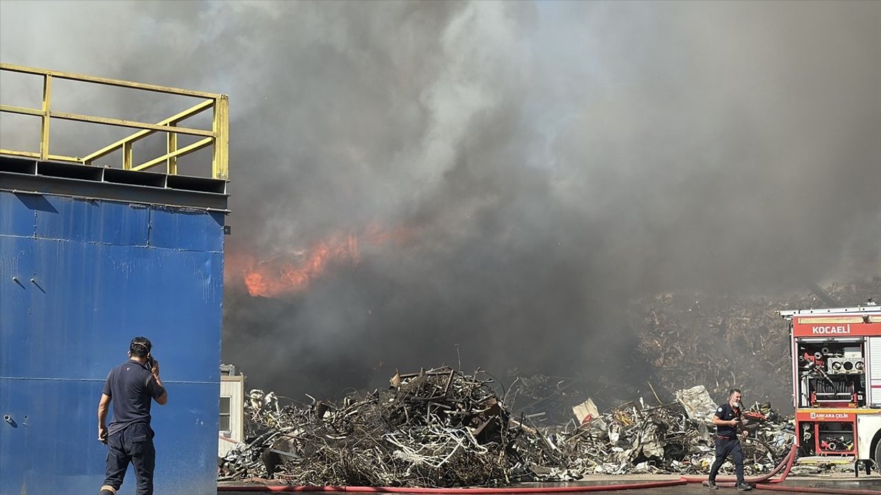 Kocaeli'de Hurda Atık Depolama Sahasında Yangın