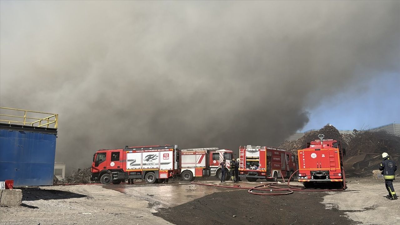 Kocaeli'de Hurda Atık Depolama Sahasında Yangın Kontrol Altına Alındı