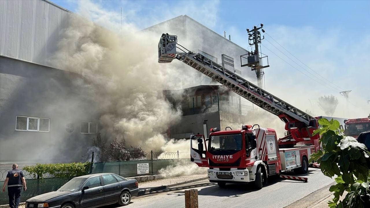 Kocaeli'de Market Deposu Yangını Kontrol Altına Alındı