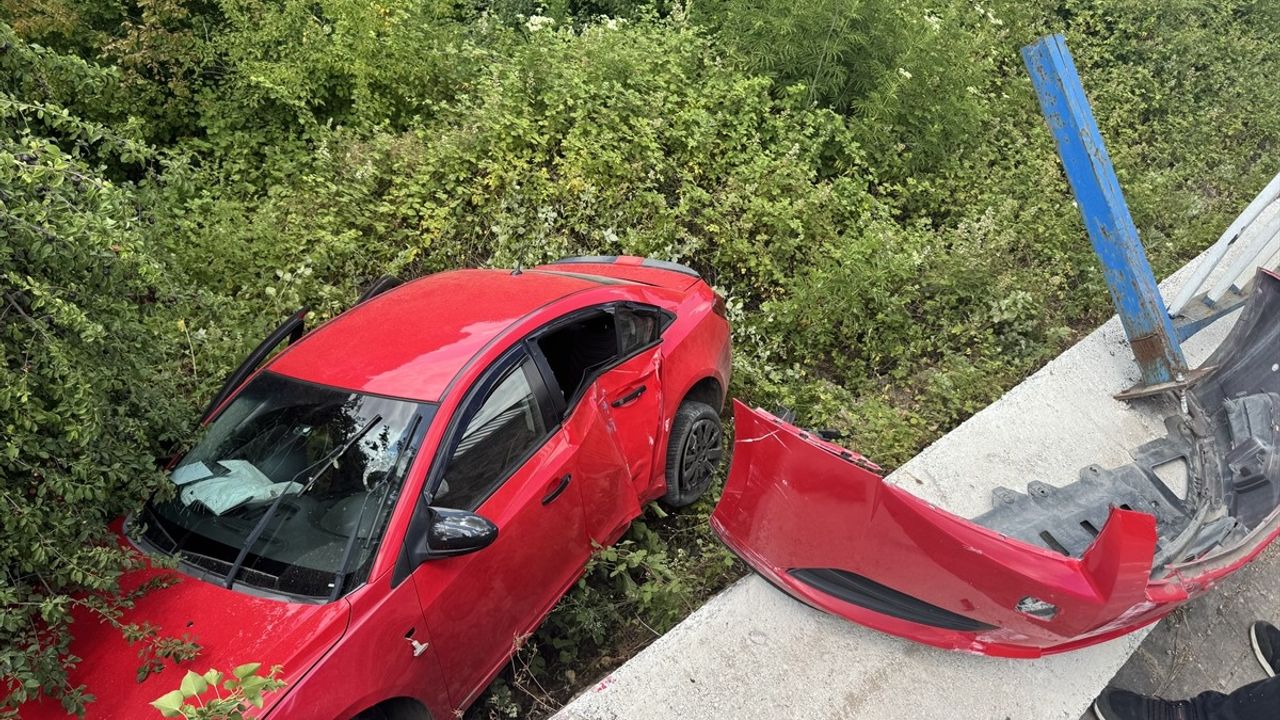 Kocaeli'de Otomobil Şarampole Düştü: 4 Yaralı