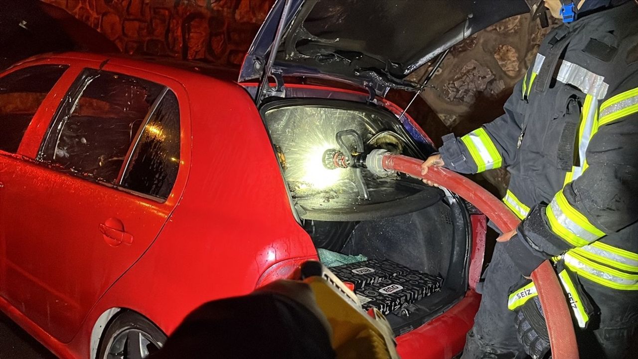 Kocaeli'de Otomobil Yangını Kontrol Altına Alındı