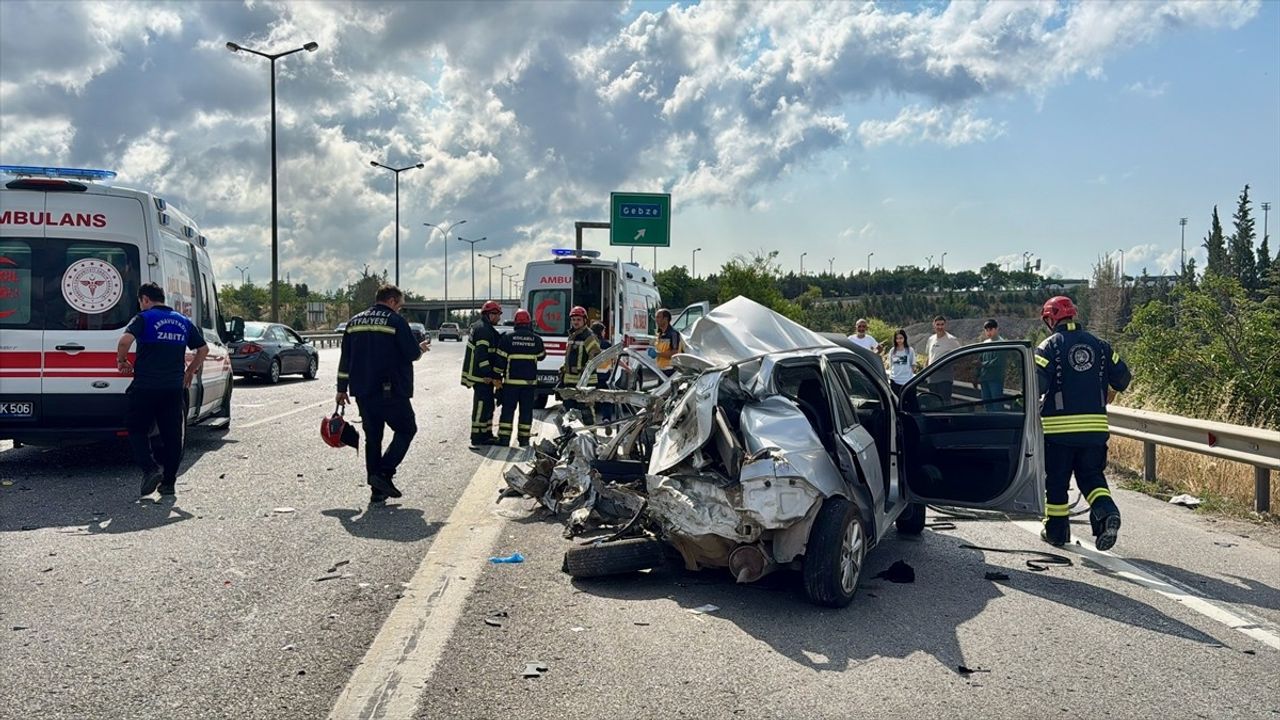 Kocaeli'de Otoyolda Otobüsle Çarpışan Otomobilde 3 Yaralı