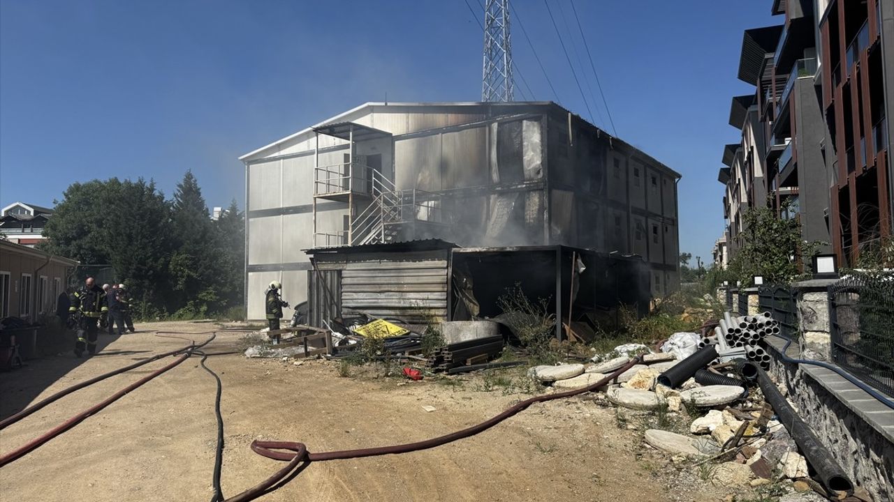 Kocaeli'de Şantiye Deposunda Yangın Kontrol Altına Alındı