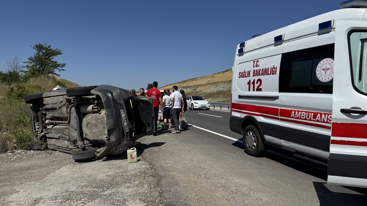 Kocaeli'de Takla Atan Araçta 5 Kişi Yaralanmadan Kurtuldu