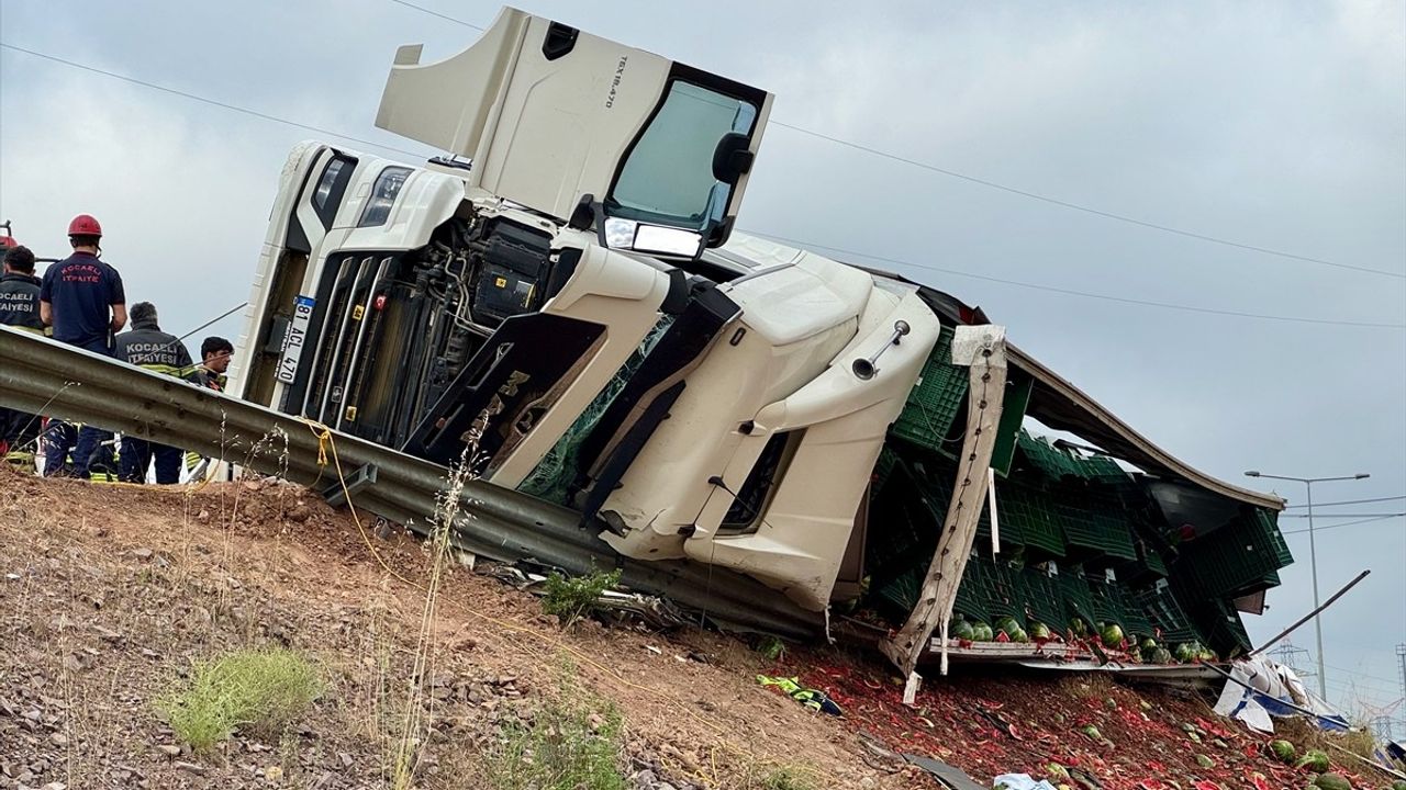 Kocaeli'de Tır Devrildi: 1 Ölü, 3 Yaralı