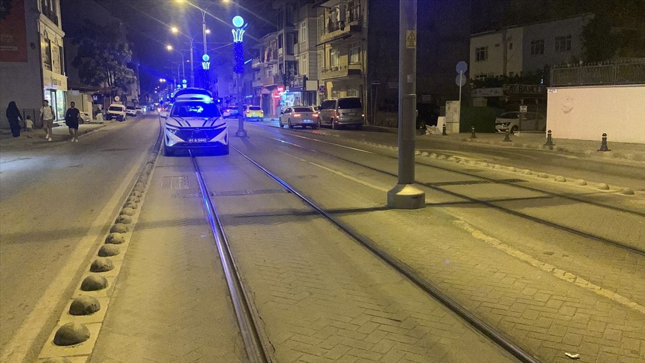 Kocaeli'de Trafik Kazası: Tramvay Direğine Çarpan Otomobilde İki Yaralı