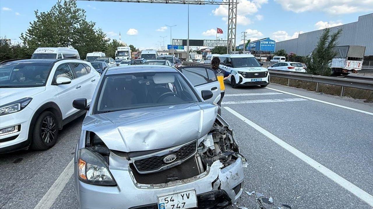 Kocaeli'de Zincirleme Trafik Kazası: 2 Yaralı