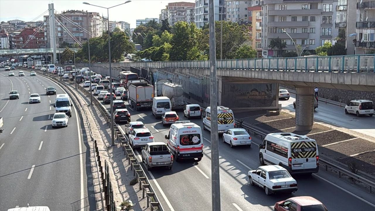 Kocaeli'de Zincirleme Trafik Kazası Ulaşımı Aksattı