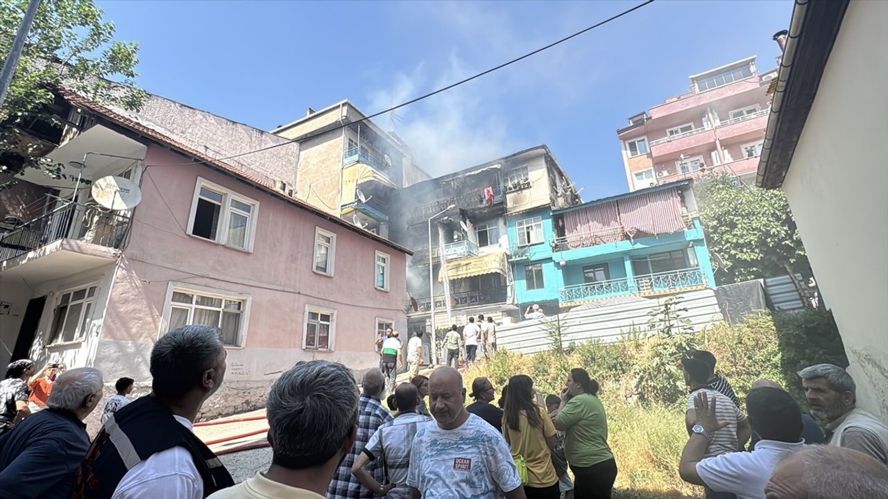 Kocaeli'deki Yangında 3 Kişi İtfaiye Tarafından Kurtarıldı