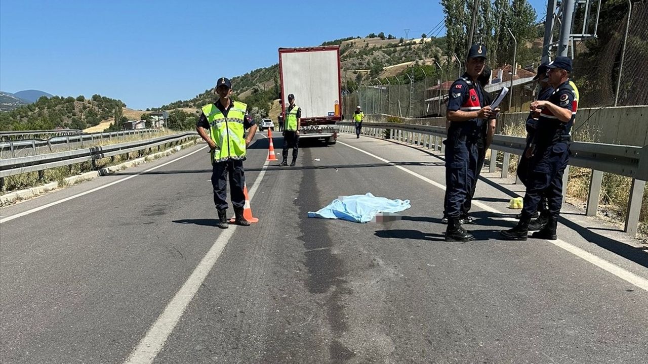 Koyulhisar'da Tır Kazası: Bir Kadın Hayatını Kaybetti