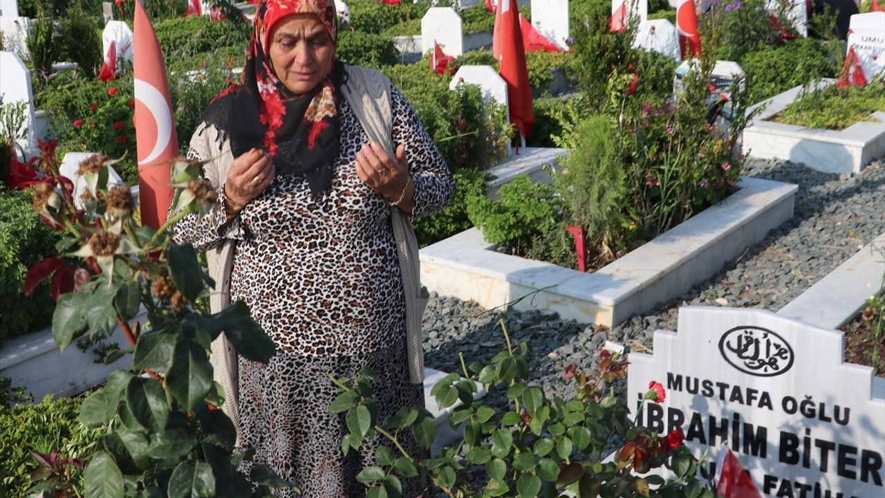 Kurban Bayramı'nda Hatay'daki Deprem Mezarlığı Ziyareti
