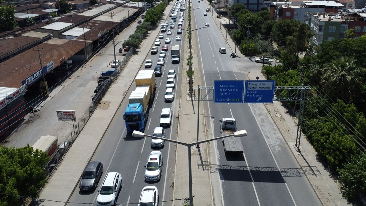 Kurban Bayramı Tatilinde İzmir-Ankara Kara Yolunda Yoğun Trafik