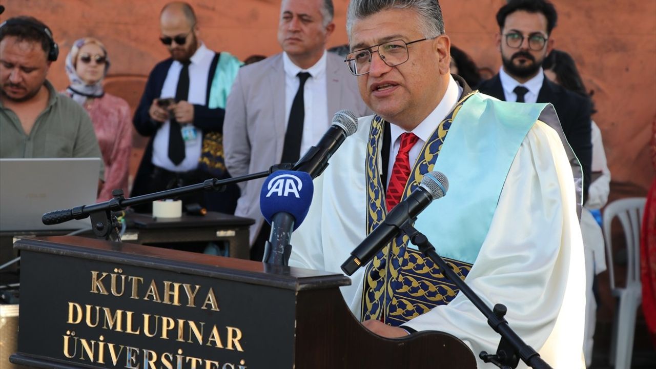 Kütahya Dumlupınar Üniversitesi'nde Mezuniyet Töreni Coşkusu