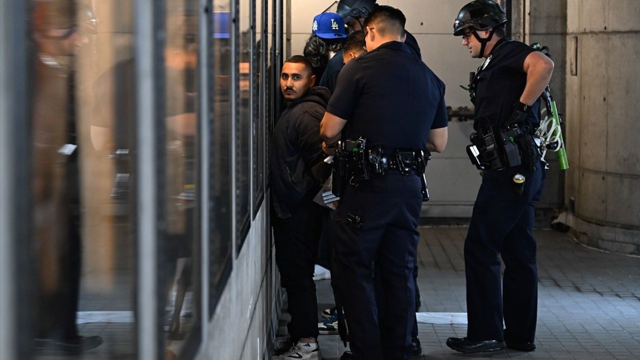 Los Angeles'ta Sokağa Çıkma Yasağı İlan Edildi