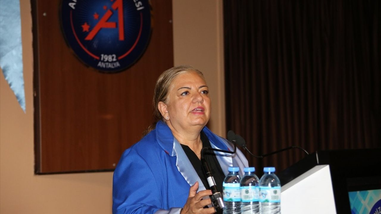 Lösemiyle Savaşan Cansu Solak, Fakülte Birincisi Olarak Mezun Oldu