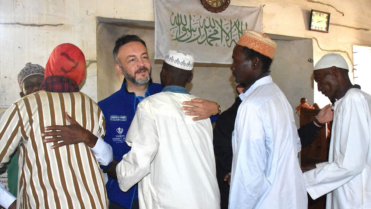 Madagaskar'da Müslümanlar Bayram Namazı İçin Bir Araya Geldi