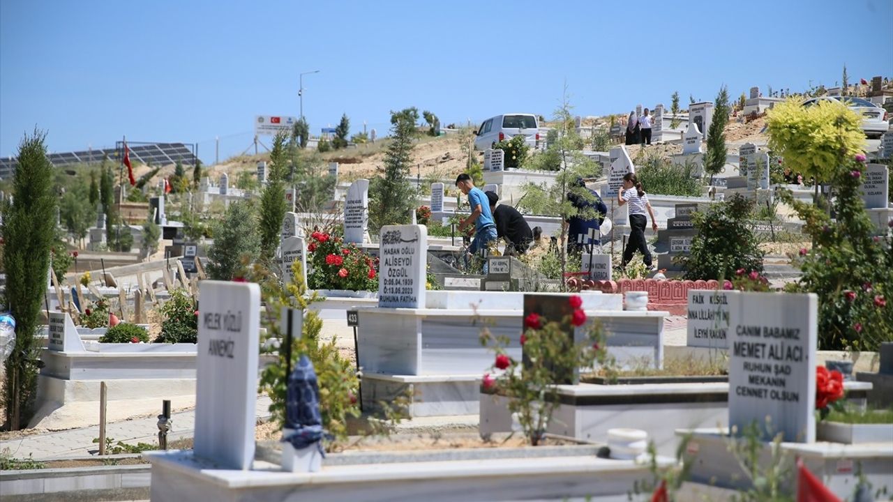 Malatya'da Depremzedeler Mezarlıkları Ziyaret Etti