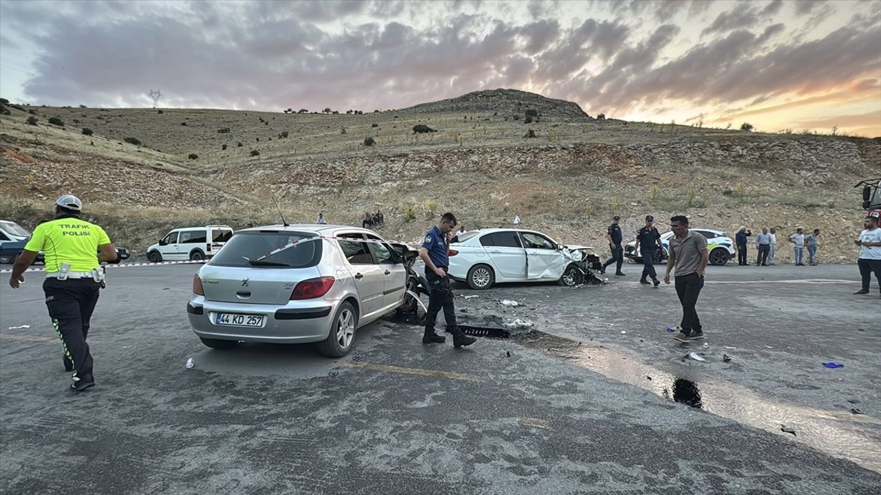 Malatya'da İki Otomobil Çarpıştı: 11 Yaralı