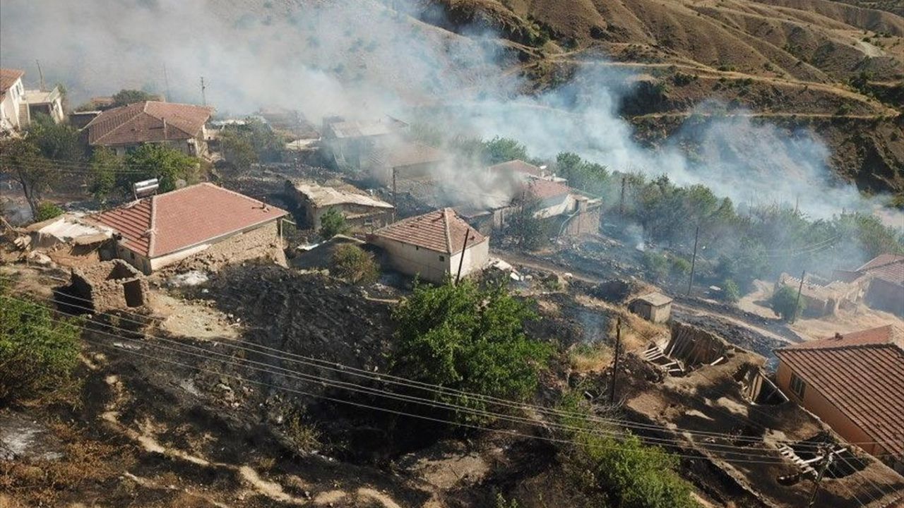 Malatya'da Otluk Alanda Yangın: Evler Tehlikede