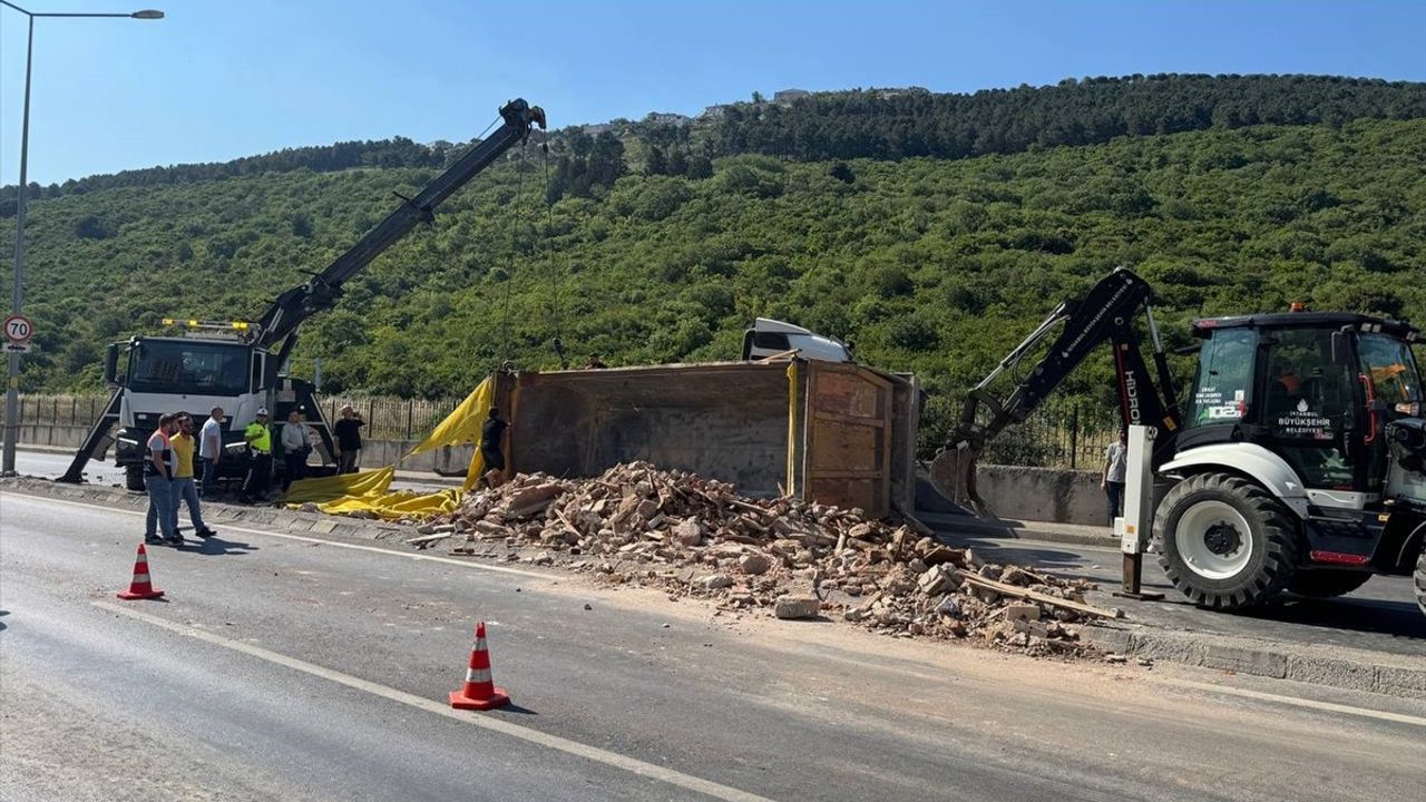 Maltepe'de Hafriyat Kamyonu Devrildi: Trafik Kesintisi
