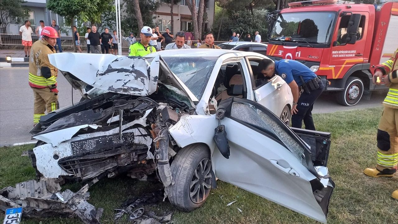 Manisa'da Ağaca Çarpan Otomobildeki Sürücü Ağır Yaralandı