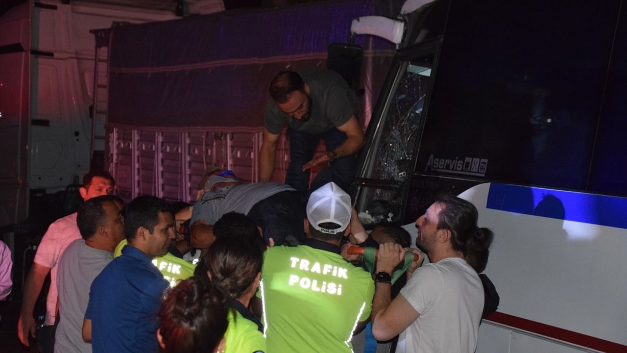 Manisa'da İşçi Servisi Trafik Kazası: 20 Yaralı
