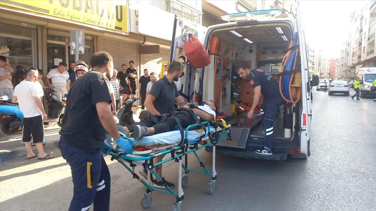 Manisa'da Otomobil ve Motosiklet Çarpışması: 4 Yaralı