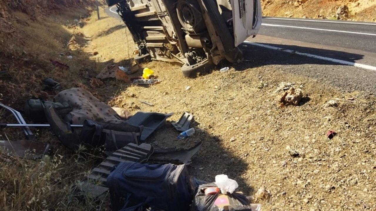 Mardin'de Hafif Ticari Araç Devrildi: Üç Yaralı
