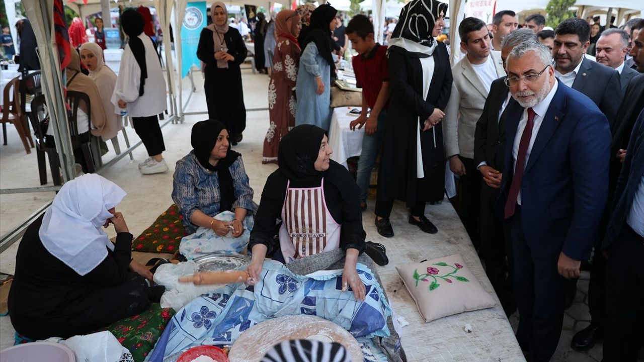 Mardin'de Yeşilli Uluslararası Kültür Sanat ve Kiraz Festivali Düzenlendi