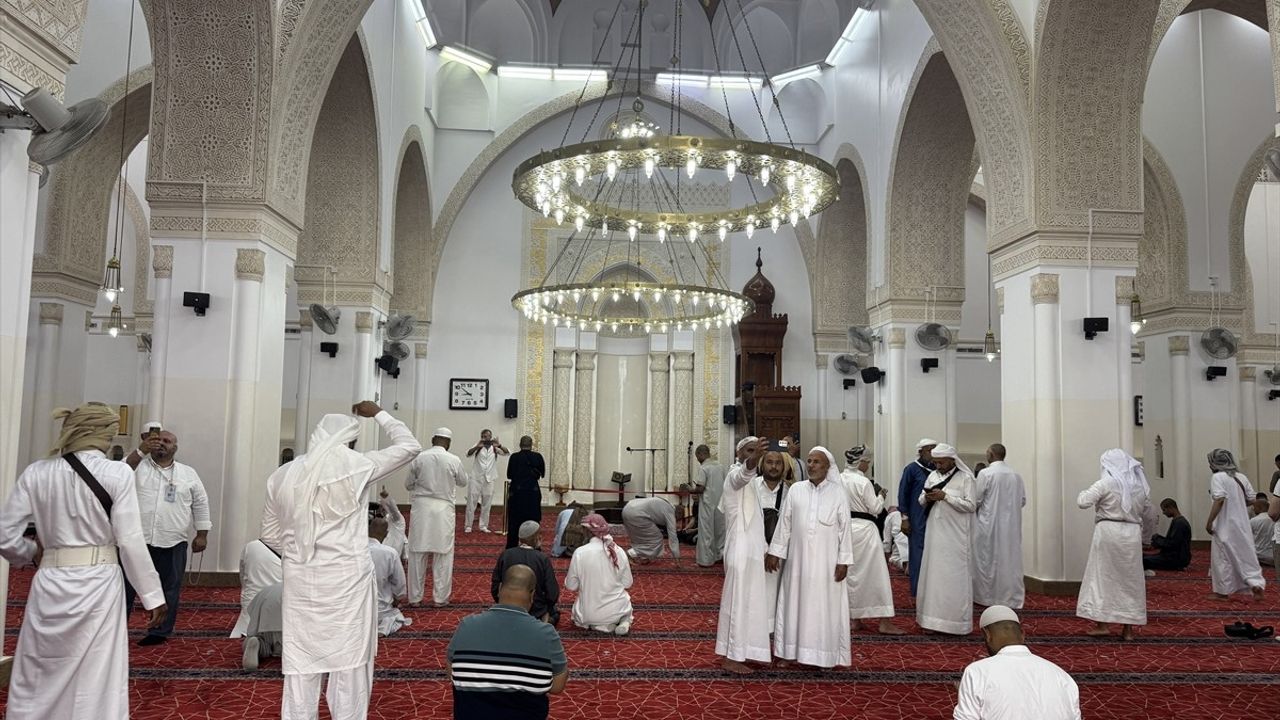 Medine'de Hacıların Duaları Yükseliyor