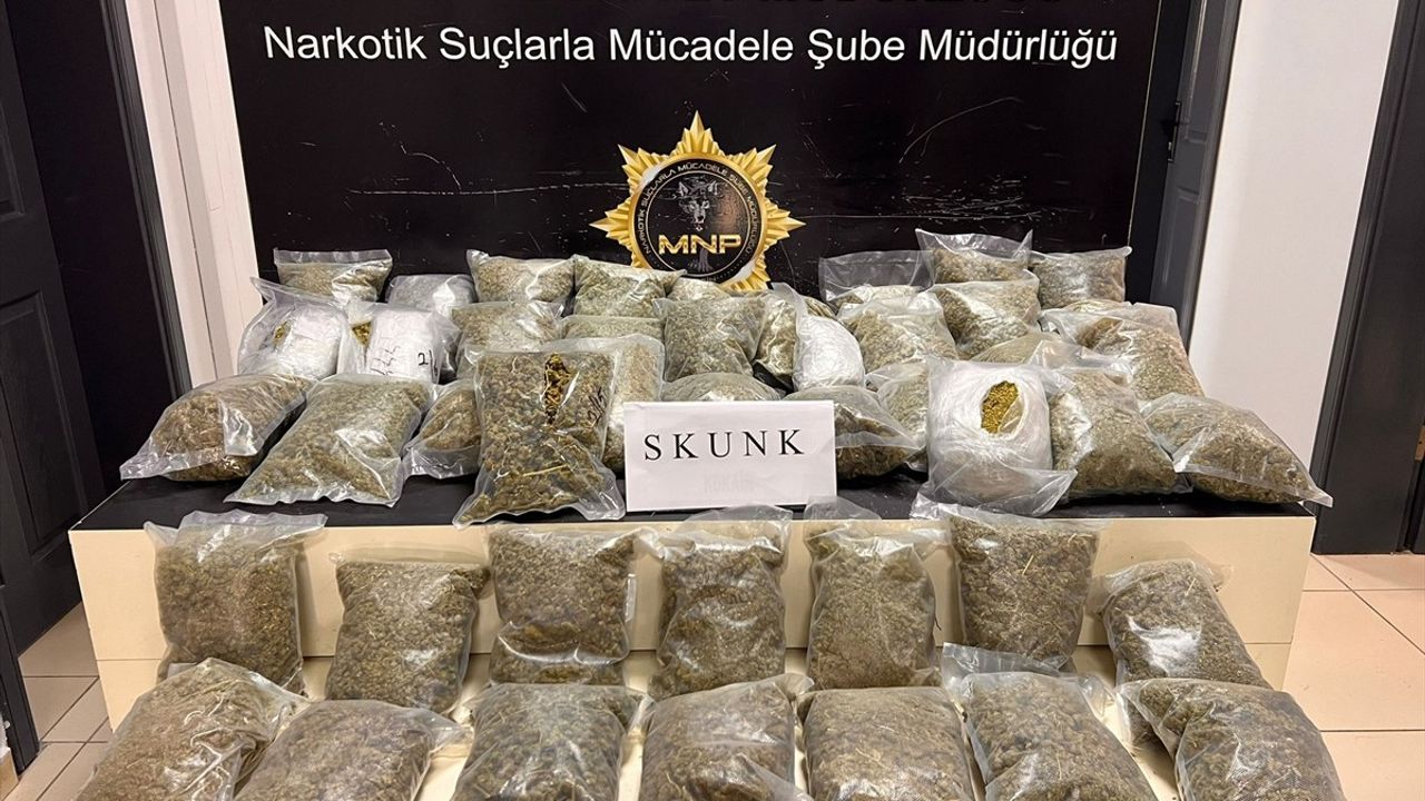 Mersin'de Minibüste Skunk Baskını: Üç Tutuklama