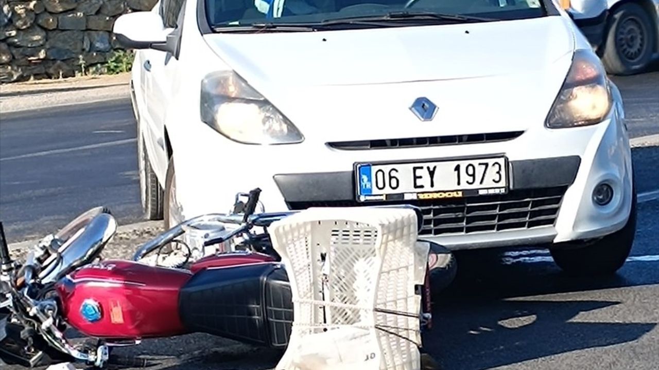 Mersin'de Otomobil ile Motosiklet Çarpıştı: İki Yaralı