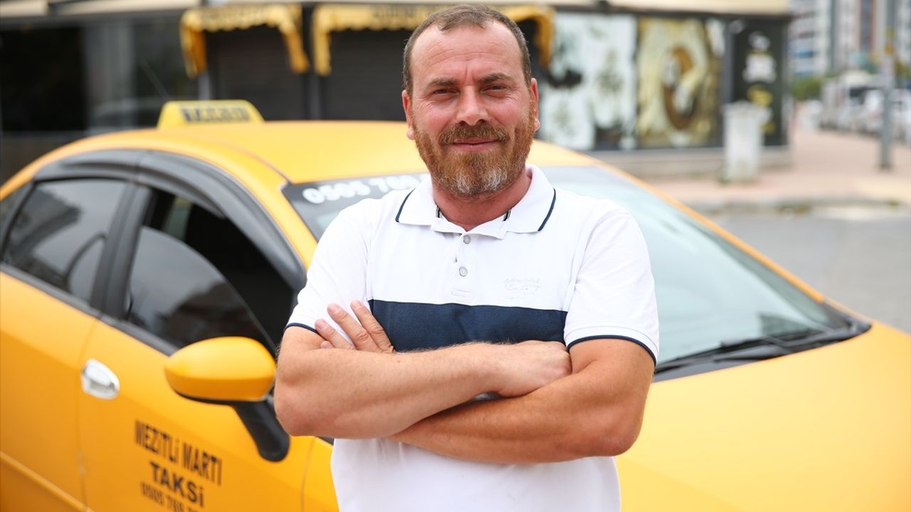 Mersin'de Taksici, Hareket Halindeki Aracı Durdurdu