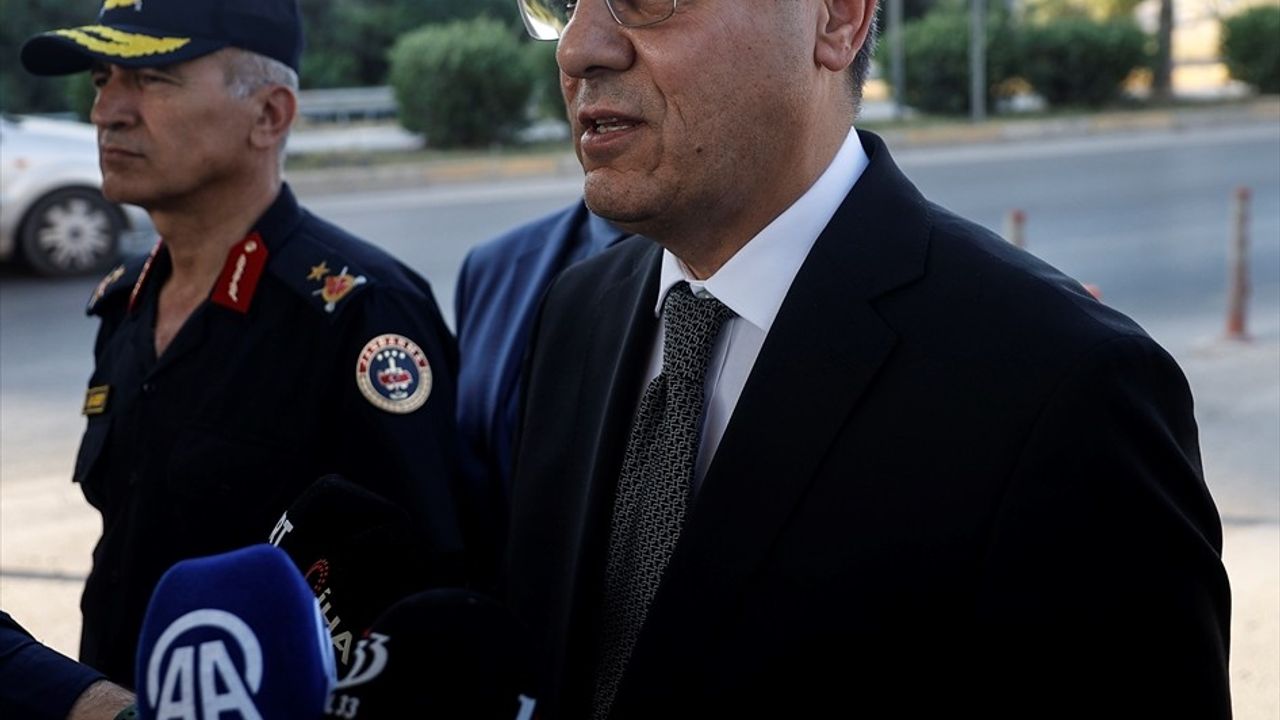 Mersin Valisi Atilla Toros Kurban Bayramı'nda Sürücüleri Karşıladı