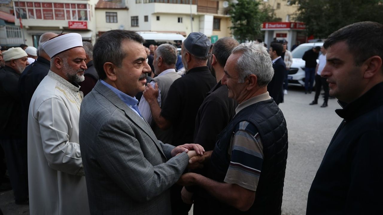 Milli Eğitim Bakanı Tekin, Bayram Namazını Erzurum'da Kıldı