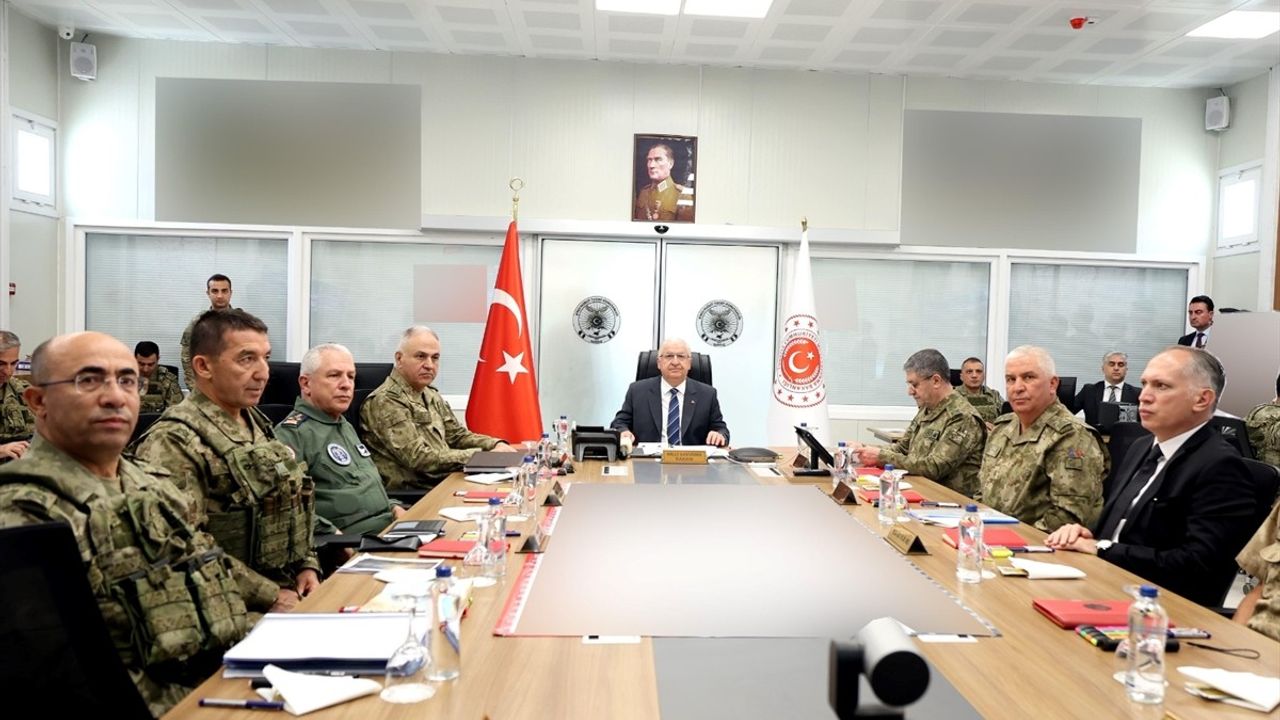 Milli Savunma Bakanı Güler İran Sınırında İncelemelerde Bulundu