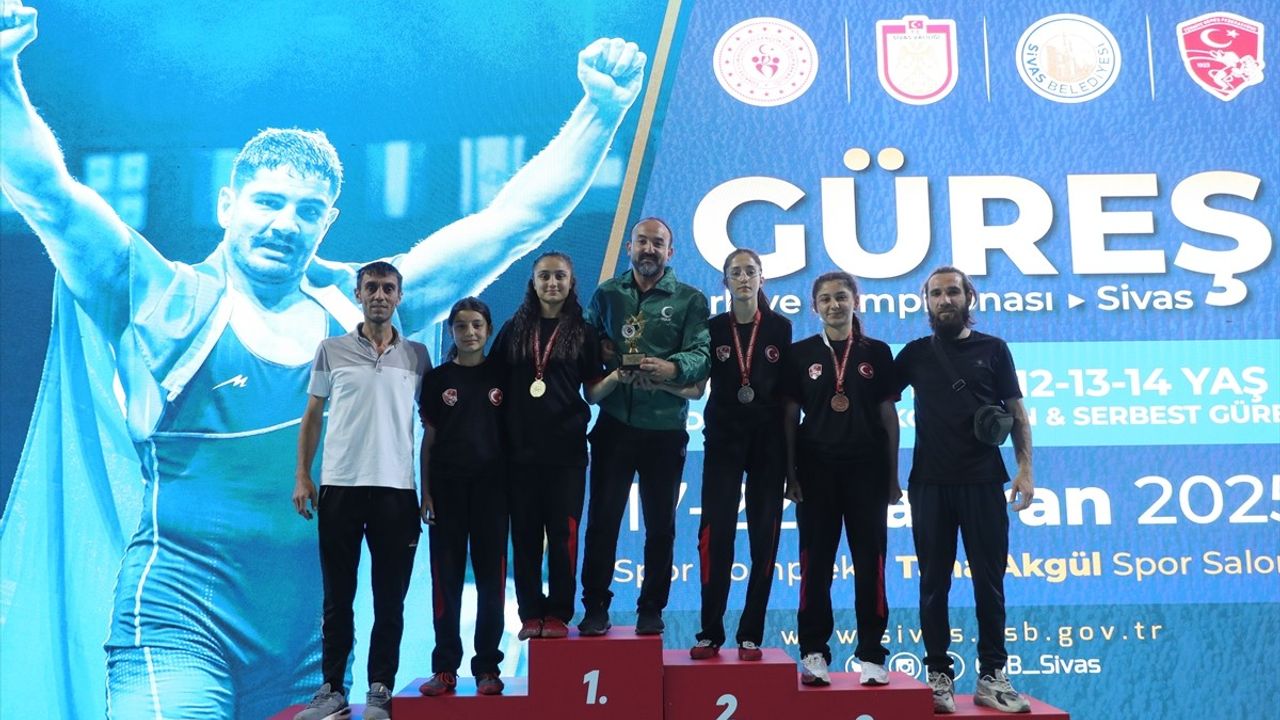 Minikler Türkiye Güreş Şampiyonası’nda Kızlar Kategorisi Müsabakaları Tamamlandı