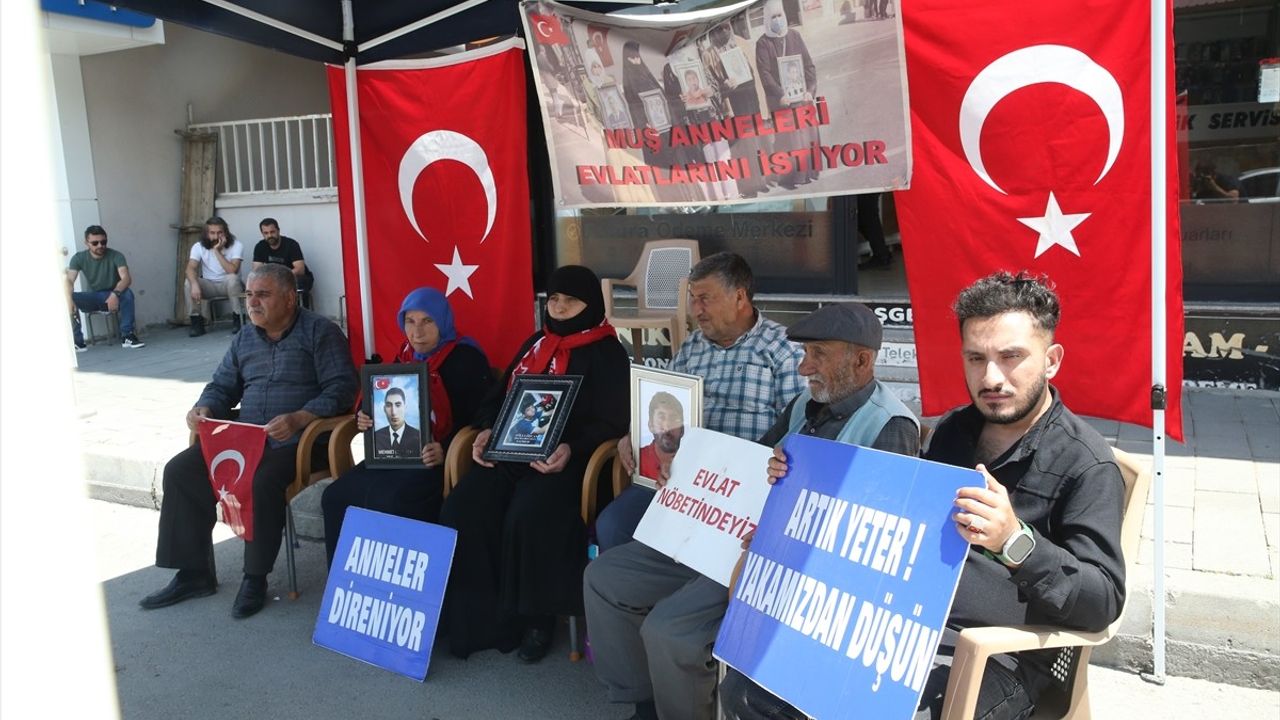 Muş'ta Evlatlarını Bekleyen Ailelerin Umut Dolu Eylemi
