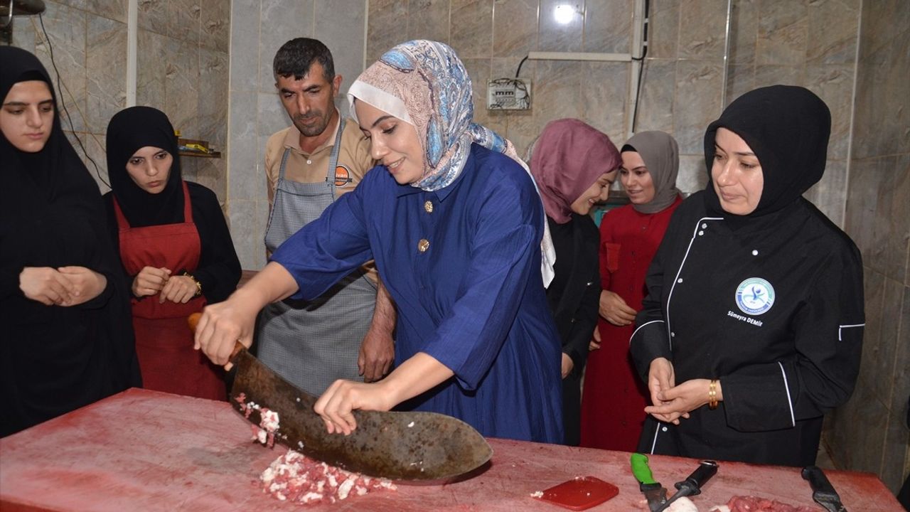 Muş'ta Kadın Aşçıların Restorandaki Başarılı Uygulaması