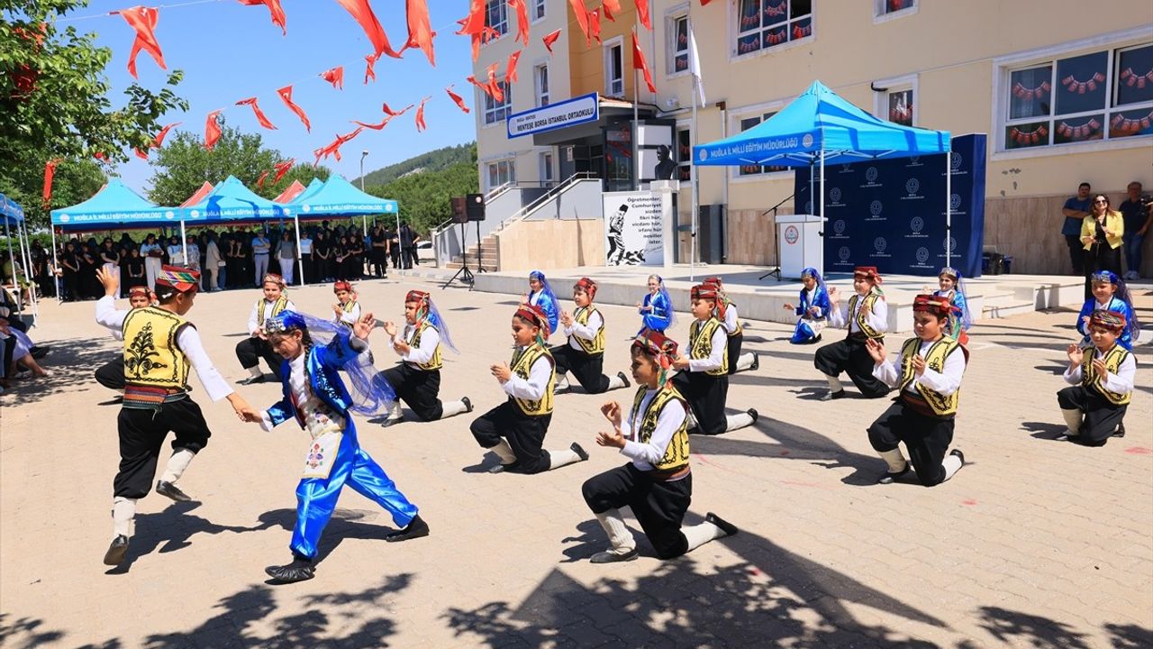 Öğrencilerin Karnelerini Aldığı Törenler Yüzleri Güldürdü