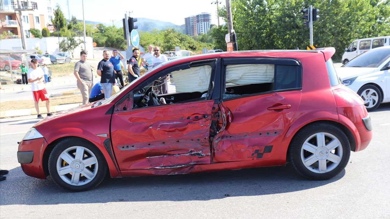Ordu'da Motosiklet ve Otomobil Çarpıştı: 2 Yaralı